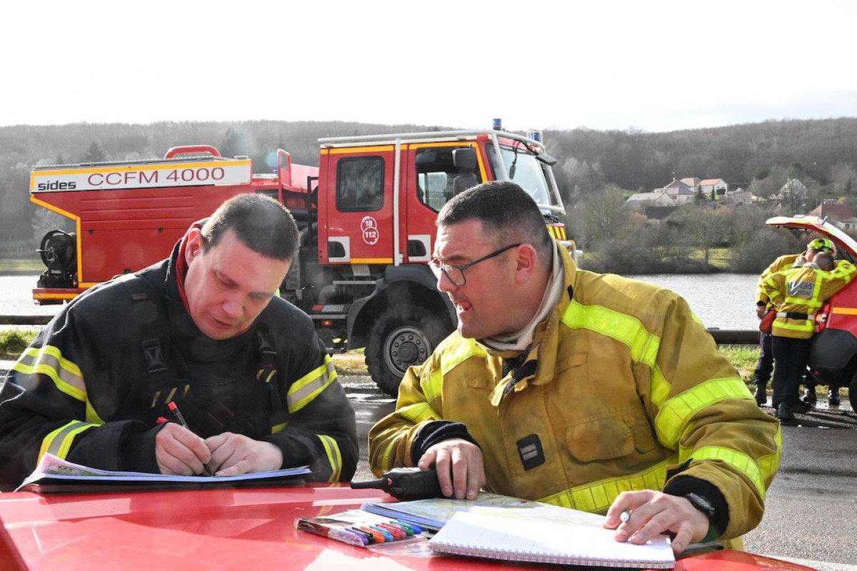 SDIS39's tweet photo. Cette semaine deux officiers du @SDIS39 ont suivi la 2ème semaine de #formation de chef de groupe 🔥 de 🌳 🌲 chez nos voisins du @sdis71.
Montée en compétences avant la saison ☀️ https://t.co/xvNENSmjcY