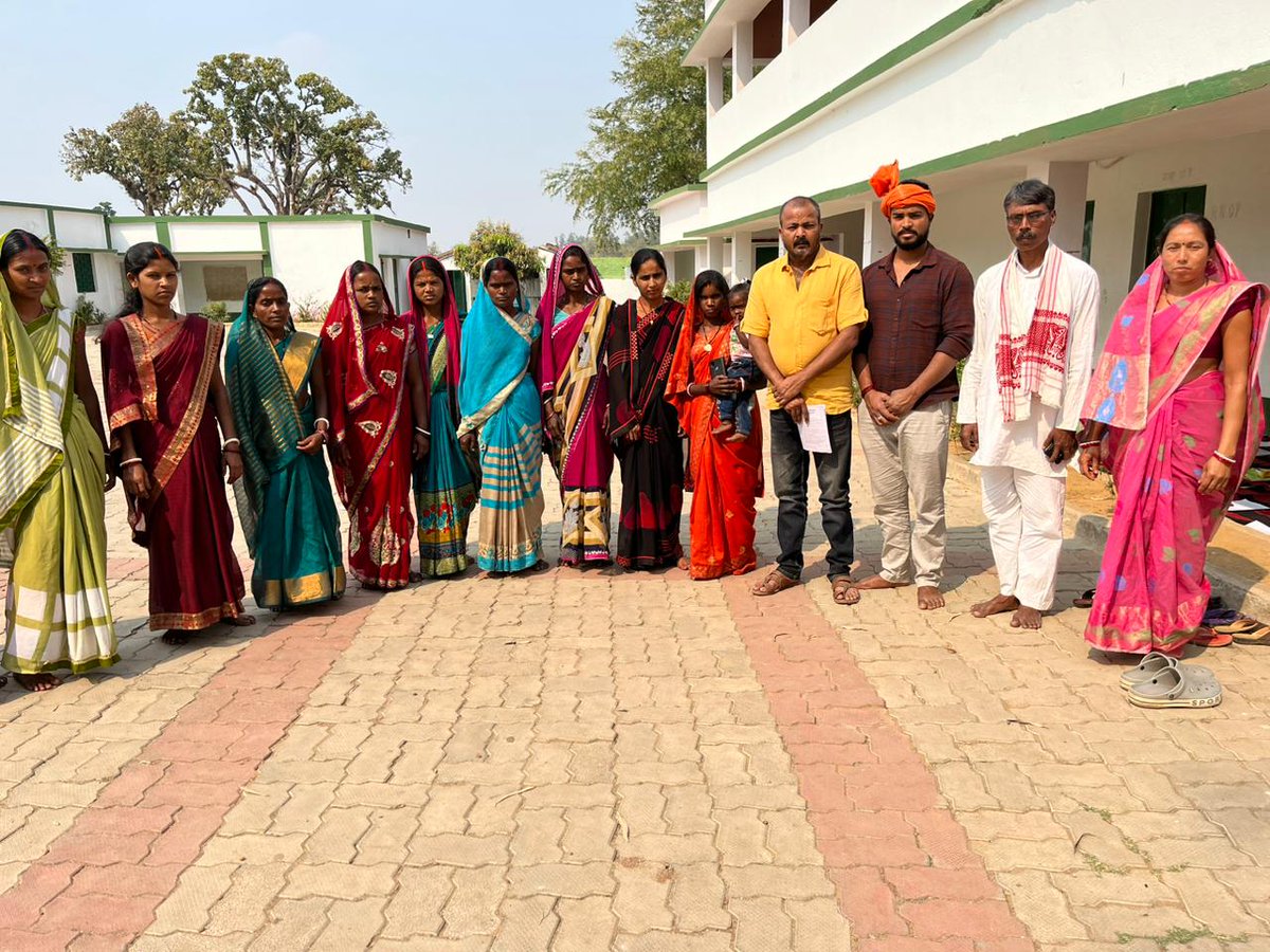 BorderGupta's tweet photo. हम सेवक है मानवता के, सेवा धर्म हमारा है।
दीन दुखी की सेवा करना,निश्चित कर्म हमारा है।।

राष्ट्रीय स्वयंसेवक संघ सेवा भारती बगोदर खंड की बैठक में सेवा भारती की बहनों, सेवा भारती के  Nilkanth Mahto  एवं विहिप के प्रखंड अध्यक्ष विवेक भागवत  के साथ बैठक में।। https://t.co/GIOrm85aBi