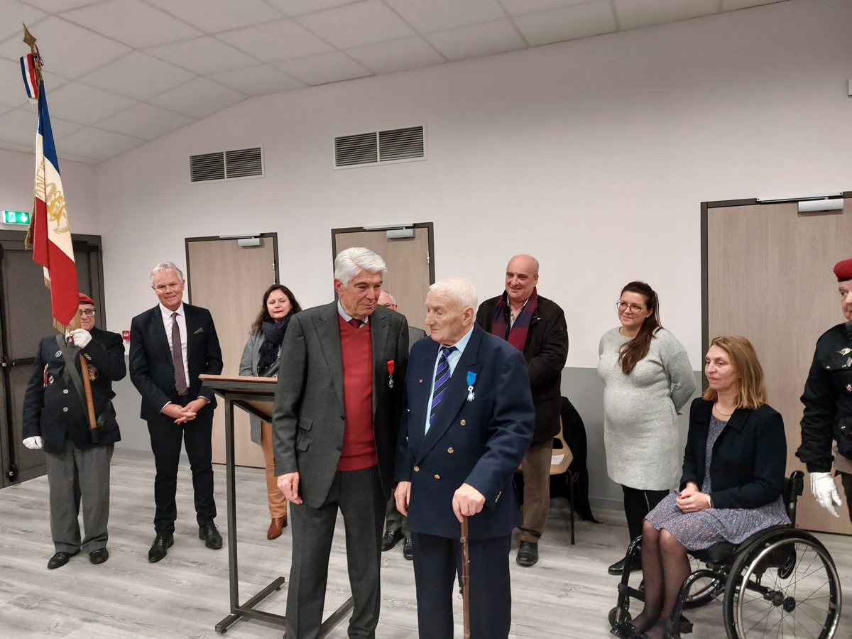 M.Roger Bellon, passeur d’histoire et créateur du musée de la 2nde Guerre Mondiale à Conlie, a reçu les insignes de Chevalier de l’Ordre national du mérite par Monsieur Jean-Marie Geveaux, ancien député et Président honoraire du Conseil Departemental.
<a href="/sarthefr/">Département de la Sarthe</a> 
<a href="/paysdelaloire/">Pays de la Loire</a>