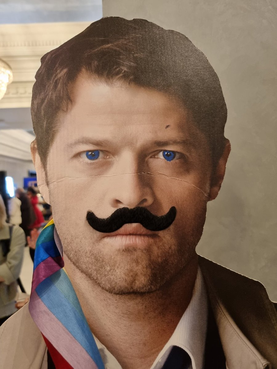 how_to_cosplay's tweet photo. Ruth spotted our cutout after our autos with her and ran over to colour his eyes in 😆 https://t.co/pR0WildO9D