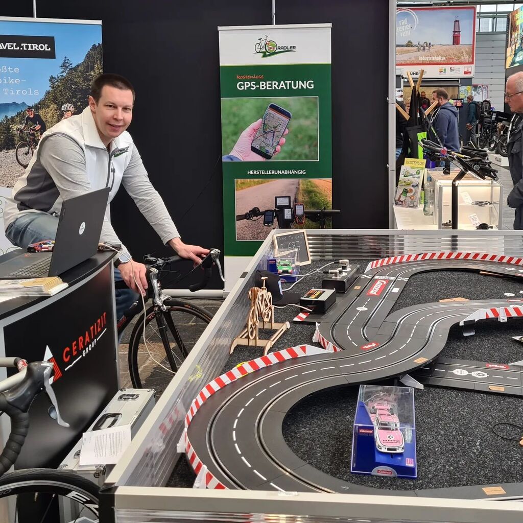Zwischen der #gpsberatung wird auf der #carrera Bahn vom @tannenhofhinterbichl geradelt #gpsradler instagr.am/p/CpryL24seUm/
