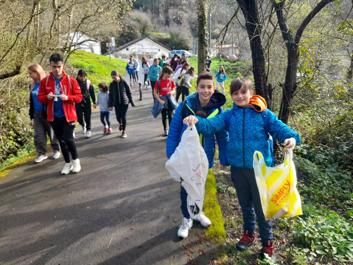 smiportu's tweet photo. El Centro Juvenil Menesiano #Engoitik inicia su misión de rescate de la naturaleza.

Vamos a evitar que decenas de kilos de plástico acaben en los ríos de las Encartaciones.

Engoitik naturari laguntzeko prest.

#EtorkizunariBegira #AdostekoPrest @KristauEskola https://t.co/LwLHVZZQDx