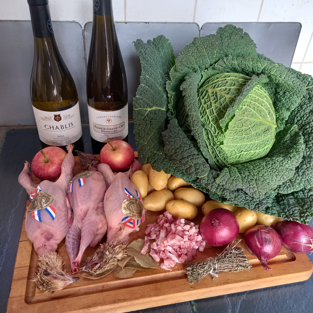FrancAller_info's tweet photo. Nous disions donc:
✅ Cailles*
✅ Chou
✅ Treuffes**
✅ Coup d'blanc
✅ Oignons
✅ Lardons
✅ Impédimenta divers pour le goût (dont du blanc)
#LeDimancheCestPermis ☝️
#Gastronomie #Cuisine #LePiaf
* Faute de geais... 🤷♂️
** Vous dites "patates", je crois.
#teamMorvan https://t.co/c32wS1LaXK