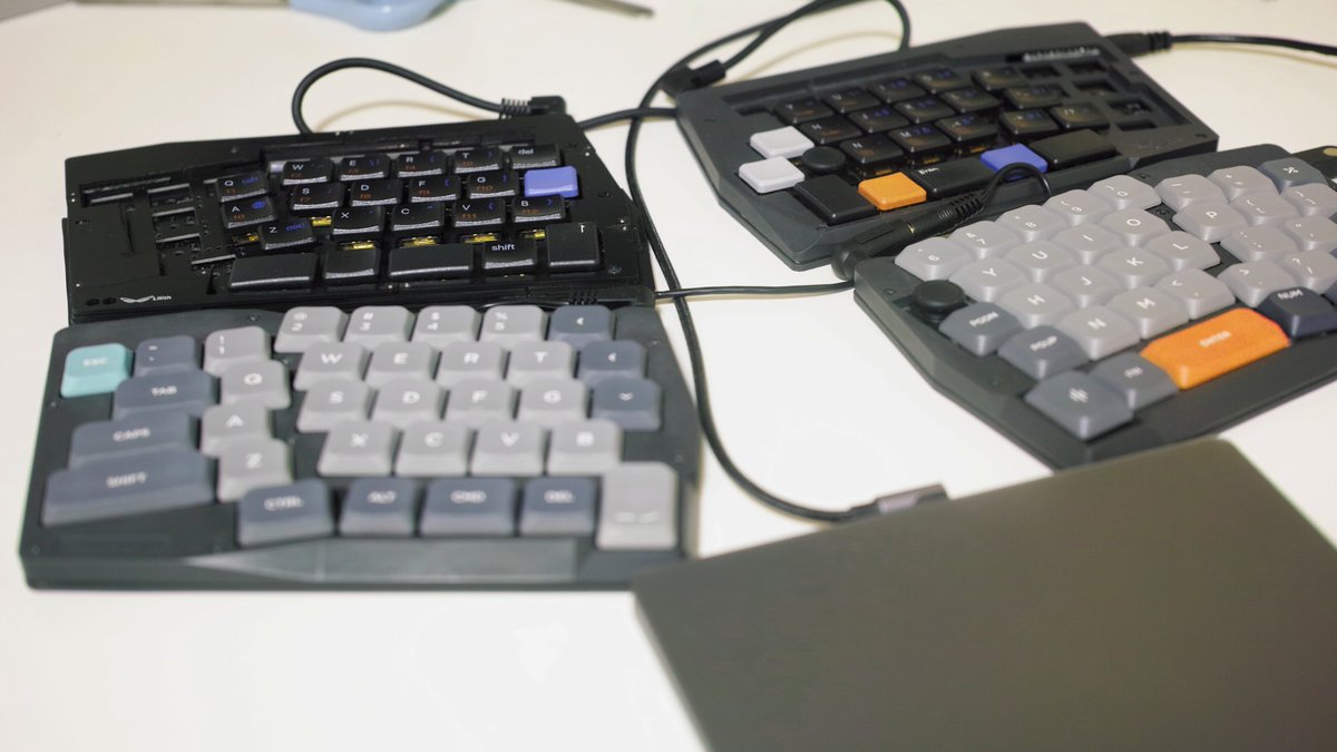taka8aru's tweet photo. 日記：5x3で1/2くらいにサイズダウン、カスタムレジェンドでの使い勝手のテストを開始
Keyboard: Lilith mini (experience), Lilith
Switch: choc sunset, gateron lowprofile 2.0 brown
Keycap: MBKカラーUVプリント, NuPhy nSA
#KEEB_PD #KEEB_PD_R139 #自作キーボード #ロープロファイル #5x3 https://t.co/3bZqkTRr9w