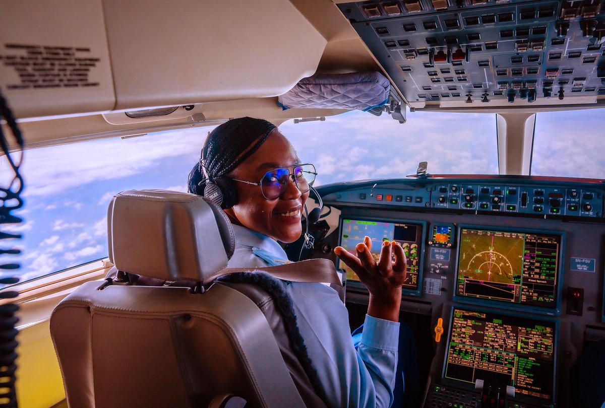 ProfOsinbajo's tweet photo. The other day, I had the pleasure of being flown by Captain Blessing Liman, who shattered the glass ceiling in 2011 making history as the first female pilot in the Nigerian Air Force. https://t.co/r6gwTEYLO6
