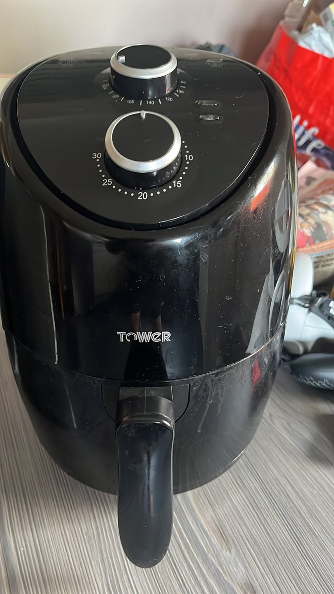 Dowsett's tweet photo. @TowerHousewares my air fryer had a major electrical fault and sparked and popped, it has now working I am worried to use as it is dangerous. Only had the machine for 3months. Not good enough https://t.co/kV2OBAD7yD