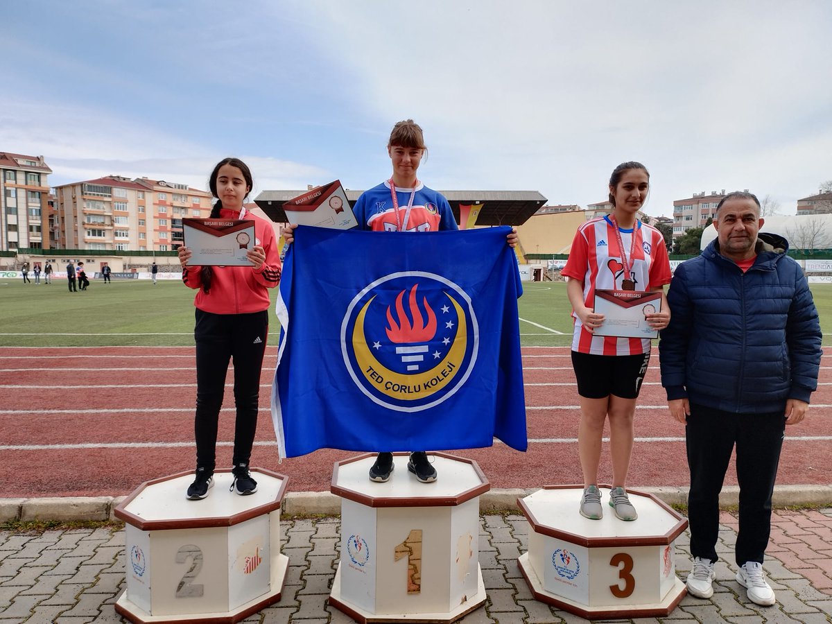 TEDCorluKoleji's tweet photo. Lise öğrencilerimizden atletizm yarışmalarında büyük başarı! Okullar Arası Puanlı Atletizm İl Birinciliği Yarışmalarında ferdi olarak katıldığımız Gençler B (Kız-Erkek) Kategorisinde mücadele ettiğimiz tüm yarışmalarda derece elde ettik. https://t.co/X90uzpwpX2