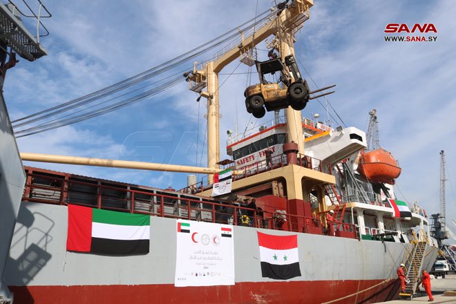 salimalyafei10's tweet photo. سفينة مساعدات إماراتية تصل إلى مرفأ اللاذقية #سوريا 🇦🇪🇸🇾 
محملة ب 37500 طرد من المواد الاغاثية بوزن ألف طن .. #الفارس_الشهم2 https://t.co/rgaaNCZi02