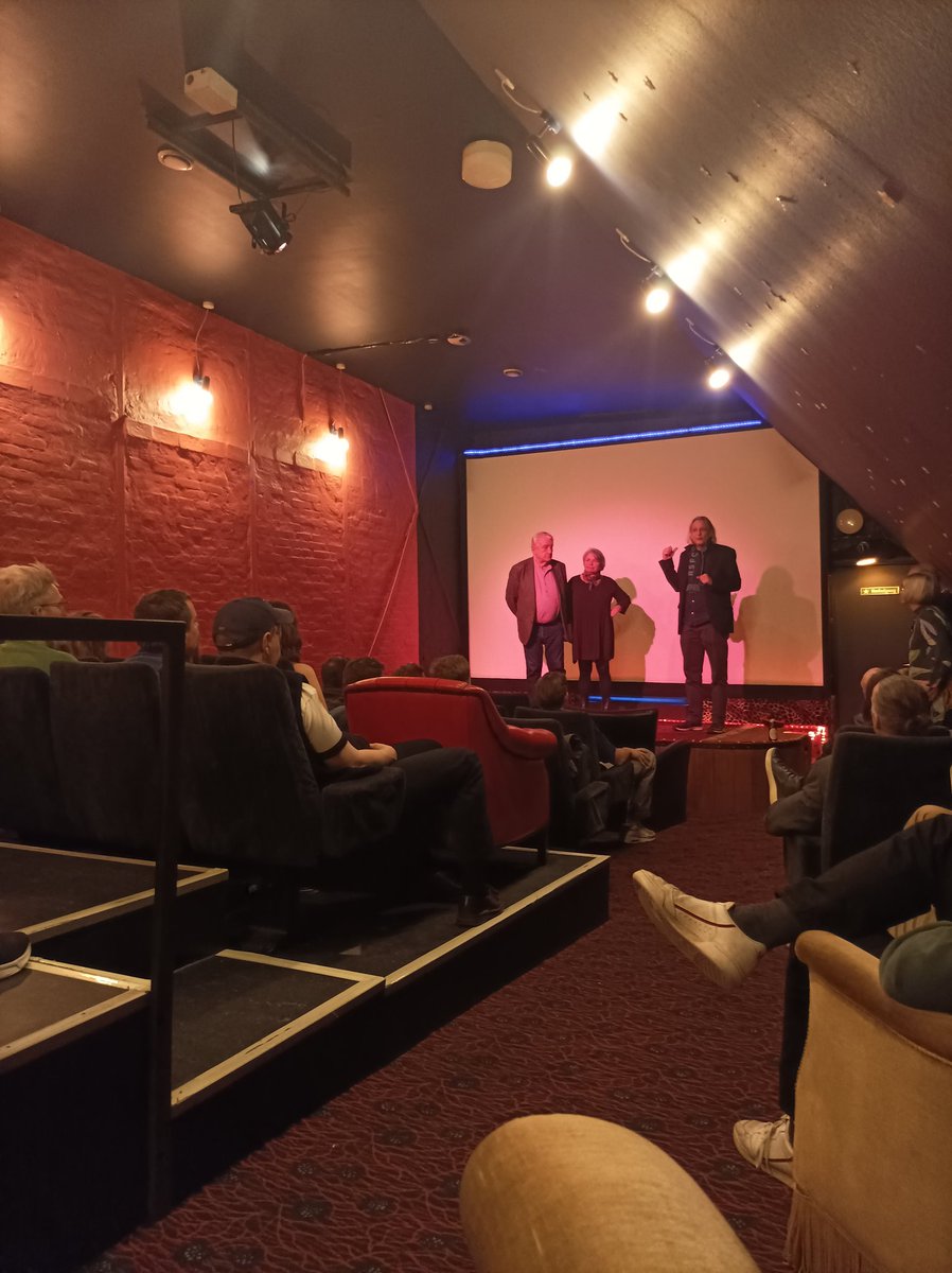 I går var endnu en fantastisk dag på <a href="/shootfilmfest/">Shoot! Football Film Festival</a>.
Vi var forbi Namibia, Sydafrika og en sublim tur til Paris hvor vi fik historien om Røde Stjerne.
I dag bliver også fremragende, og her skal jeg fortælle om <a href="/Corinthians/">Corinthians</a> og brasiliansk fodbold.
Håber vi ses i Husets Biograf