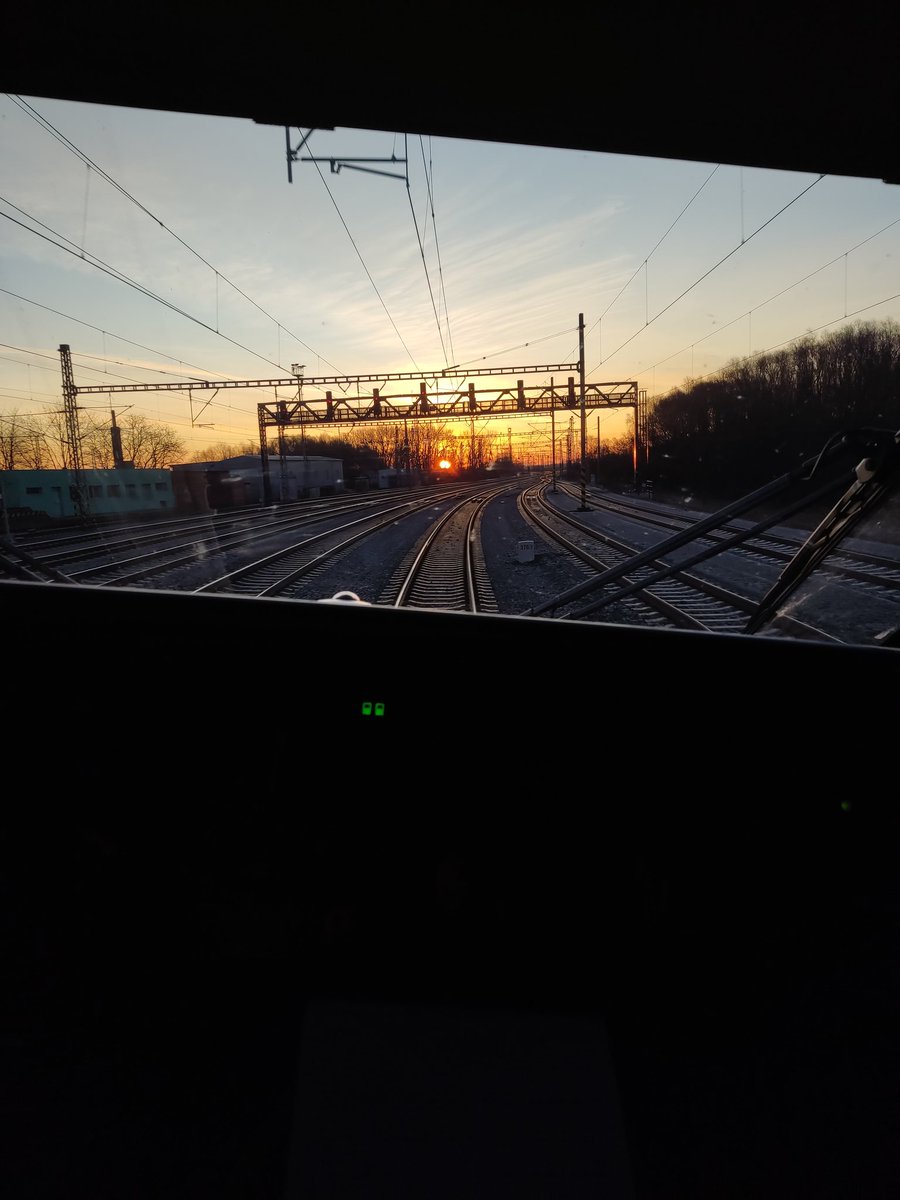 Vlak SC Košičan 🚄 opouští Prahu hl.n. 🏫 a zelená🚦mu svítí na cestu do dalekých Košic. 🇸🇰  Jako kluk jsem snil tento vlak vést jako strojvůdce 👨🏻‍✈️, splnil se mi 😊 👍🏻 😉