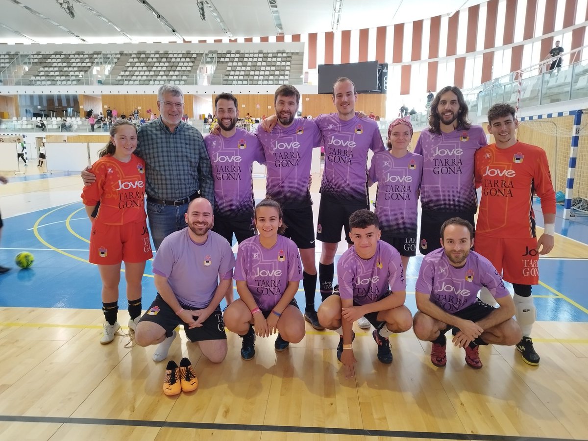 pauricoma's tweet photo. ⚽ És un orgull que #Tarragona aculli el XIX Torneig Casteller de Futbol que reuneix a 48 colles de tot Catalunya a l'Anella Mediterrània.

Vull donar l'enhorabona als @xiquetstgn per la gran organització i per fer lluir la ciutat d'aquesta manera tan bonica a través de l'esport. https://t.co/sHEdrseObM