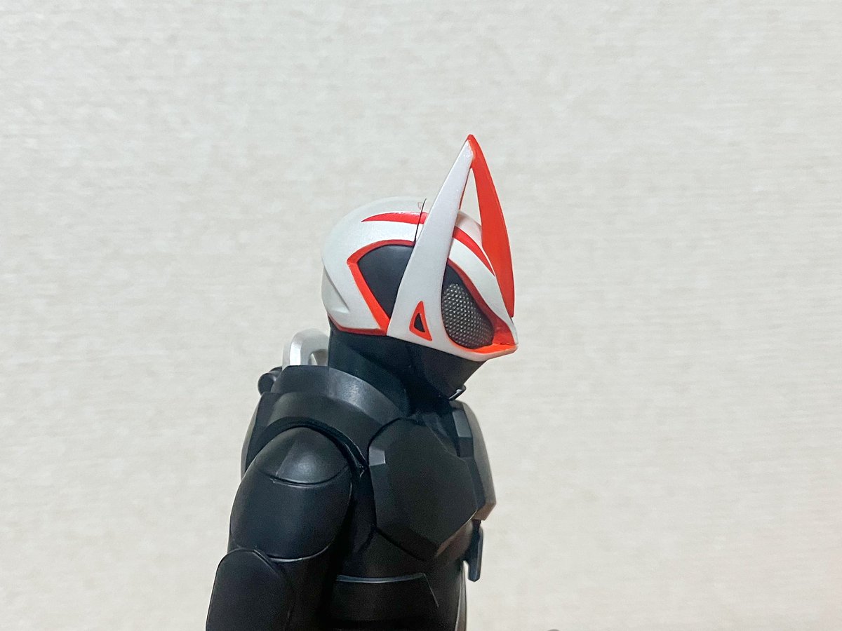 「面パーツ部分、外すためのとっかかりが耳に繋がるこの目の横の張り出しくらいしかない」|⑥🌾のイラスト