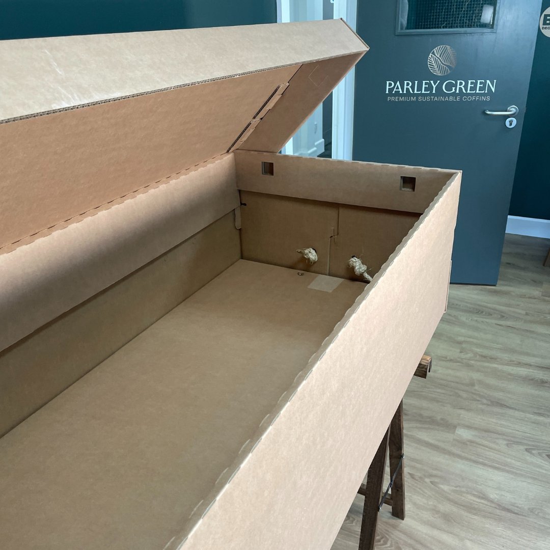 ParleyGreen's tweet photo. Flat-packed Casket.
Ideal for direct cremation and natural burials, these space-saving flat-packed sustainable caskets are made entirely from biodegradable cardboard and can be assembled in just a few minutes.
#flatpacked #cardboard #directcremation #funeraldirectors https://t.co/q51lyrHieS