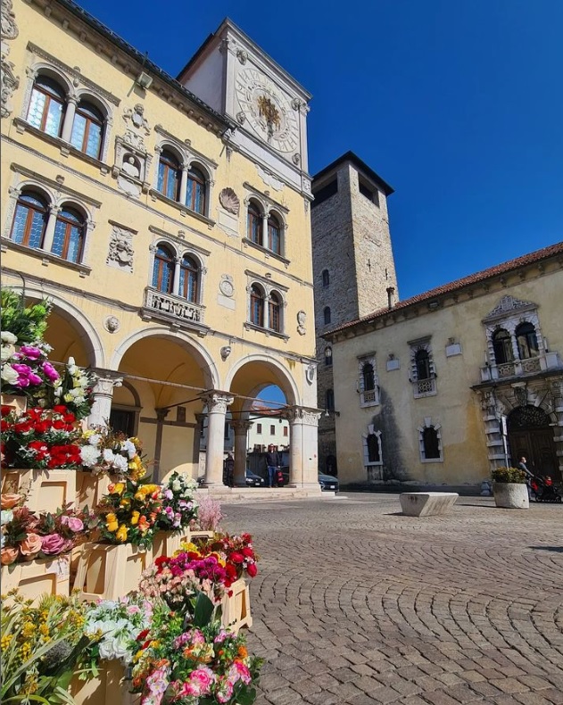 Il centro storico di #Belluno è un tesoro tutto da scoprire 🌈 La città splendente, come la chiamavano Celti, è pronta ad accoglierti in quest'inizio di primavera.

🌺bit.ly/3ZxSiQt

#VisitVeneto

Foto IG  valentinabrazzoli