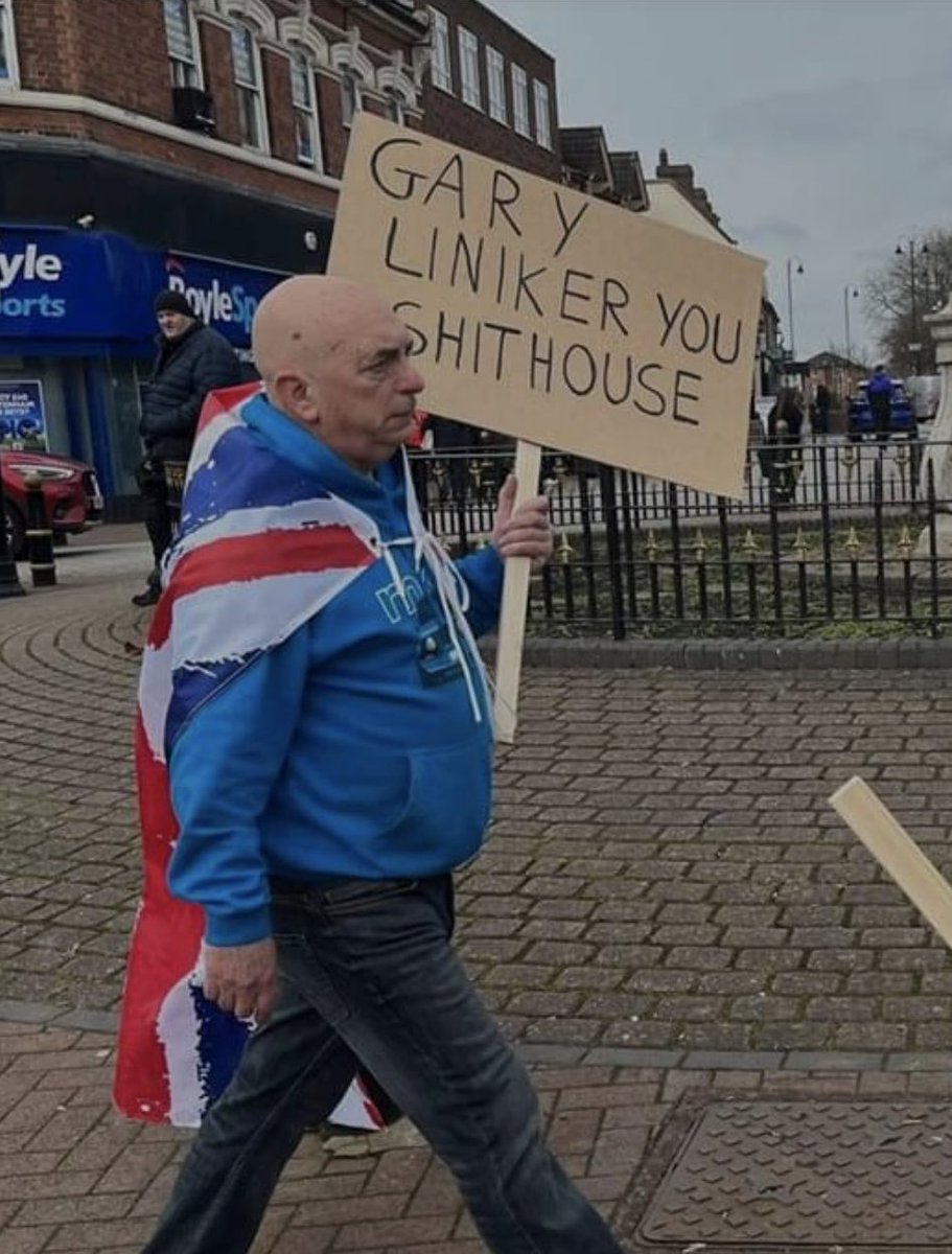 Today is 'Mother's Day' - please spare a thought for the mother of this wanker - every Monday for decades she's washed the semen out of his Union Flag ...
#MyMotherWouldHaveApprovedOfThisTweet
#BritainsFinest
#OldWhiteTories