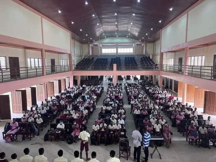 Fatimatu_A's tweet photo. This is the Abomosu STEM School, one of the seven completed STEM schools by this government. 

The others are Awaso, Bosomtwe, Koase, Kpesempe and Accra.

Beginning this academic year, school placement was made to all seven schools.

#stemschools
#buildingghanatogether https://t.co/7XbEJ8b6SV