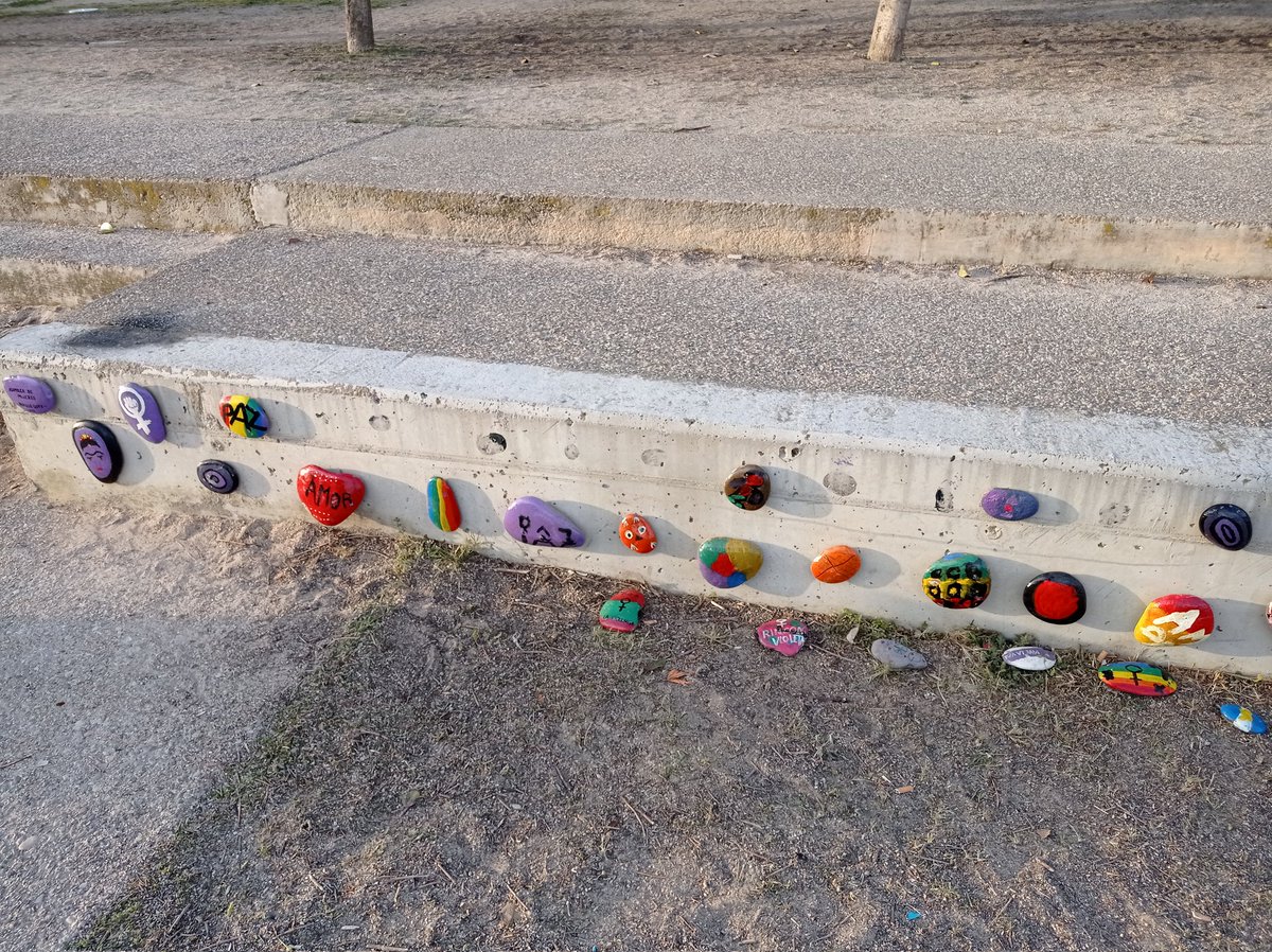 avparquegoya's tweet photo. Vandalizado el Rincón VIOLETA! Nuestro  rechazo para aquellas "personas" que,no estando de acuerdo en algo,se creen con la superioridad de destruir para imponer sus propios criterios machistas y xenófobos. No nos detendrán! Ni un paso atrás! Piedras arrancadas y cartel quemado https://t.co/1969OaG34r