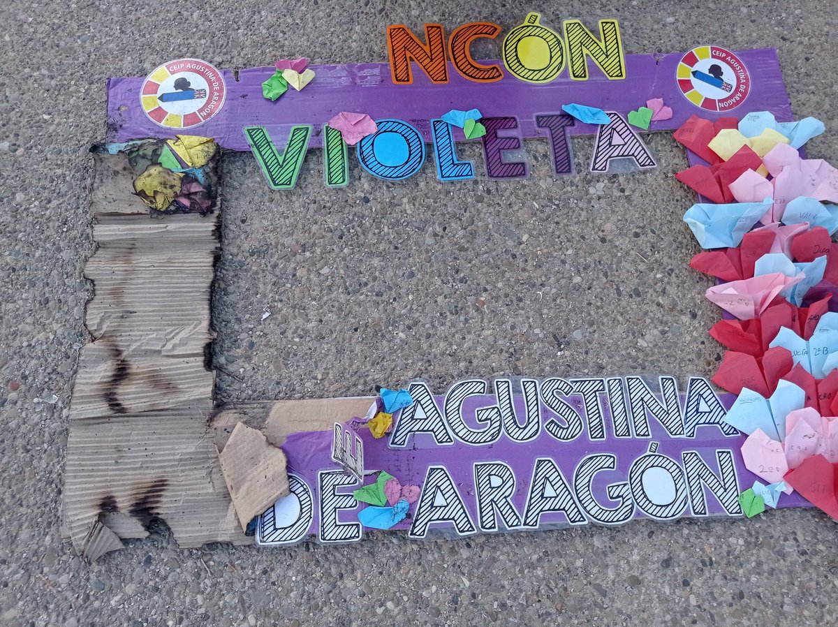 avparquegoya's tweet photo. Vandalizado el Rincón VIOLETA! Nuestro  rechazo para aquellas "personas" que,no estando de acuerdo en algo,se creen con la superioridad de destruir para imponer sus propios criterios machistas y xenófobos. No nos detendrán! Ni un paso atrás! Piedras arrancadas y cartel quemado https://t.co/1969OaG34r