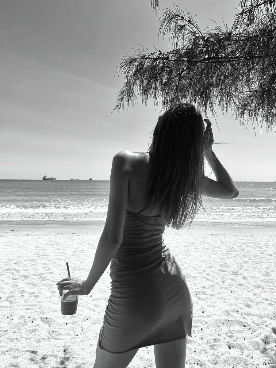 AstraMeredith's tweet photo. The sea breeze can blow away all the troubles🙂 https://t.co/Xav7O8spyP