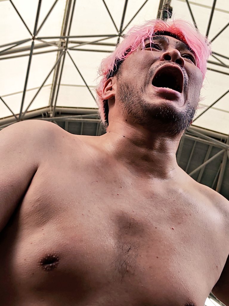 真後ろで吠えてた🤣
最高のフェロモン浴
#男色ディーノ 
#フェロモンズ
#ddtpro 