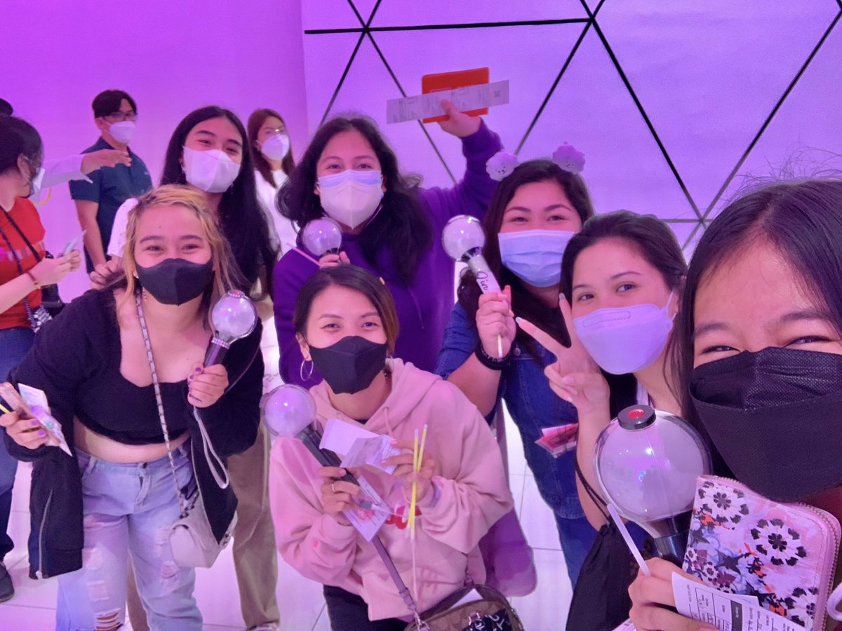 giselavish's tweet photo. 220312 One year today!!! Flew to Mnl just to finally meet my fairy besties and ofc watch #PTDLIVEVIEWING #PTD_ON_STAGE_SEOUL 🤸🏻♀️💜🧚🏻♀️
@BTS_twt uwu https://t.co/eMhgxZnvET