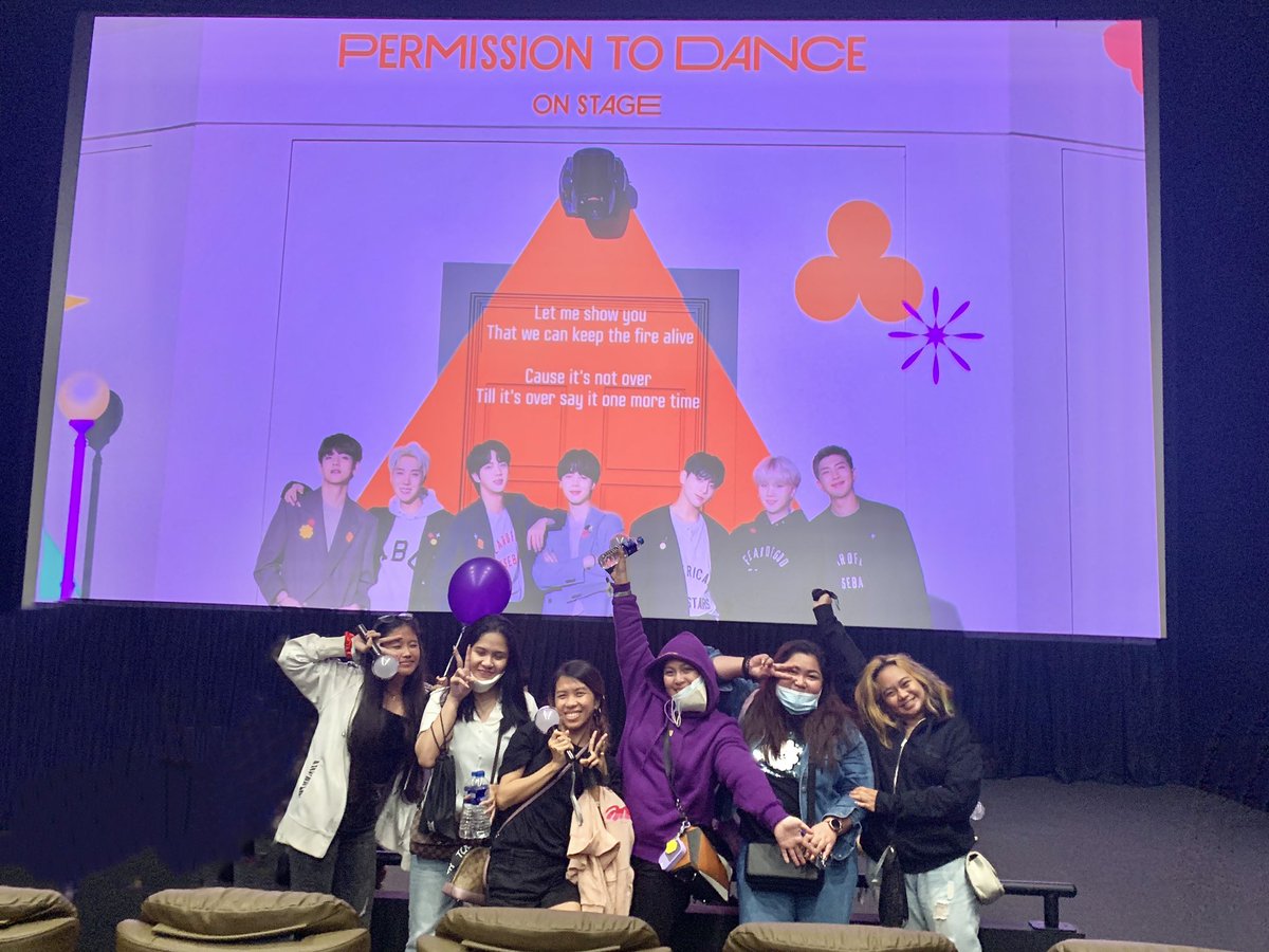 giselavish's tweet photo. 220312 One year today!!! Flew to Mnl just to finally meet my fairy besties and ofc watch #PTDLIVEVIEWING #PTD_ON_STAGE_SEOUL 🤸🏻♀️💜🧚🏻♀️
@BTS_twt uwu https://t.co/eMhgxZnvET