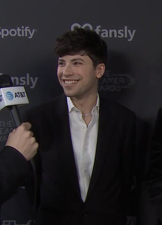 voidbiscotto's tweet image. raga la collana mi sento-