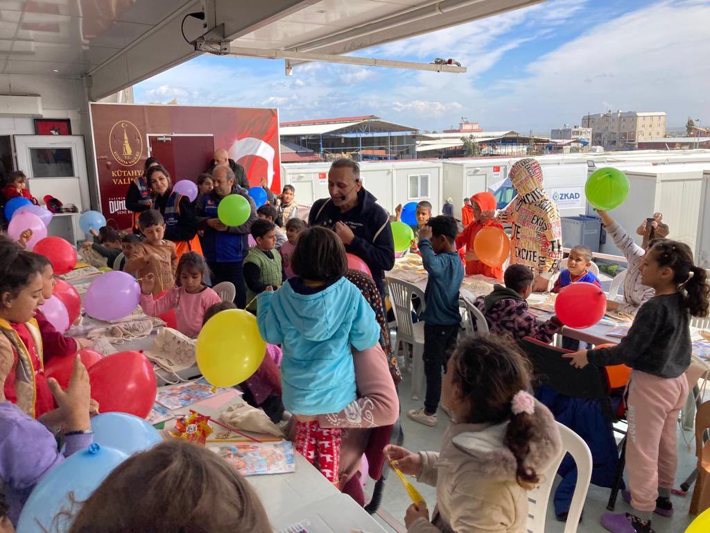KutahyaValiligi's tweet photo. 1️⃣ 2 yıldır birçok ilde binlerce çocuğa ulaşan Kütahya Valiliği Motivasyon ve Eğitim Tırı, depremin yıkıma uğrattığı illerde çocukların yüzünü güldürdü, onlara moral oldu. https://t.co/NcOV20guAG