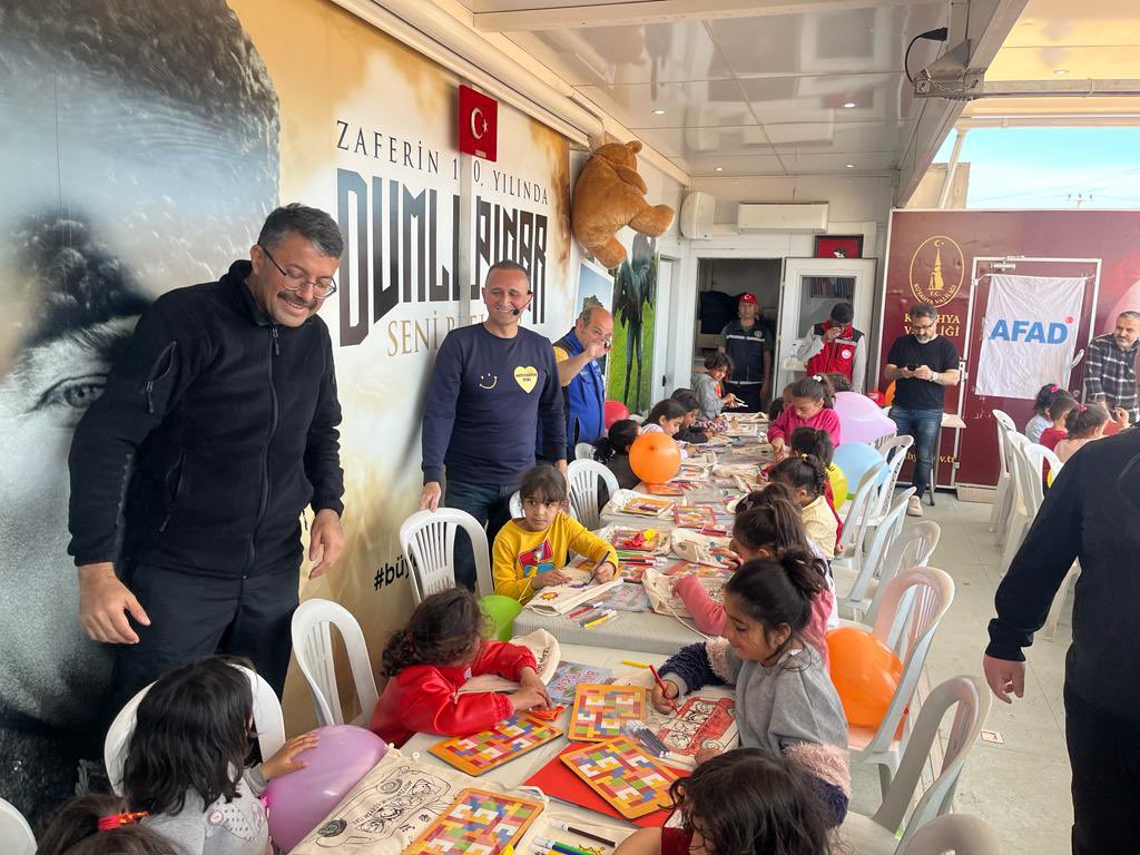 KutahyaValiligi's tweet photo. 1️⃣ 2 yıldır birçok ilde binlerce çocuğa ulaşan Kütahya Valiliği Motivasyon ve Eğitim Tırı, depremin yıkıma uğrattığı illerde çocukların yüzünü güldürdü, onlara moral oldu. https://t.co/NcOV20guAG