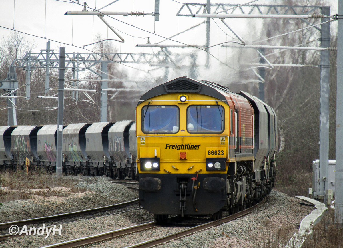 holtona72's tweet photo. #ShedWatchSunday another view of the #BatShed 66623 π¦ approaching Kettering on Saturday afternoon working @RailFreight 6V54 Radlett to East Usk Yard, not a regular working for a Saturday so a bonus to see this engine on it. #Freightliner #MML #ShedWatch 11/3/23 https://t.co/DC4M0weJ4D