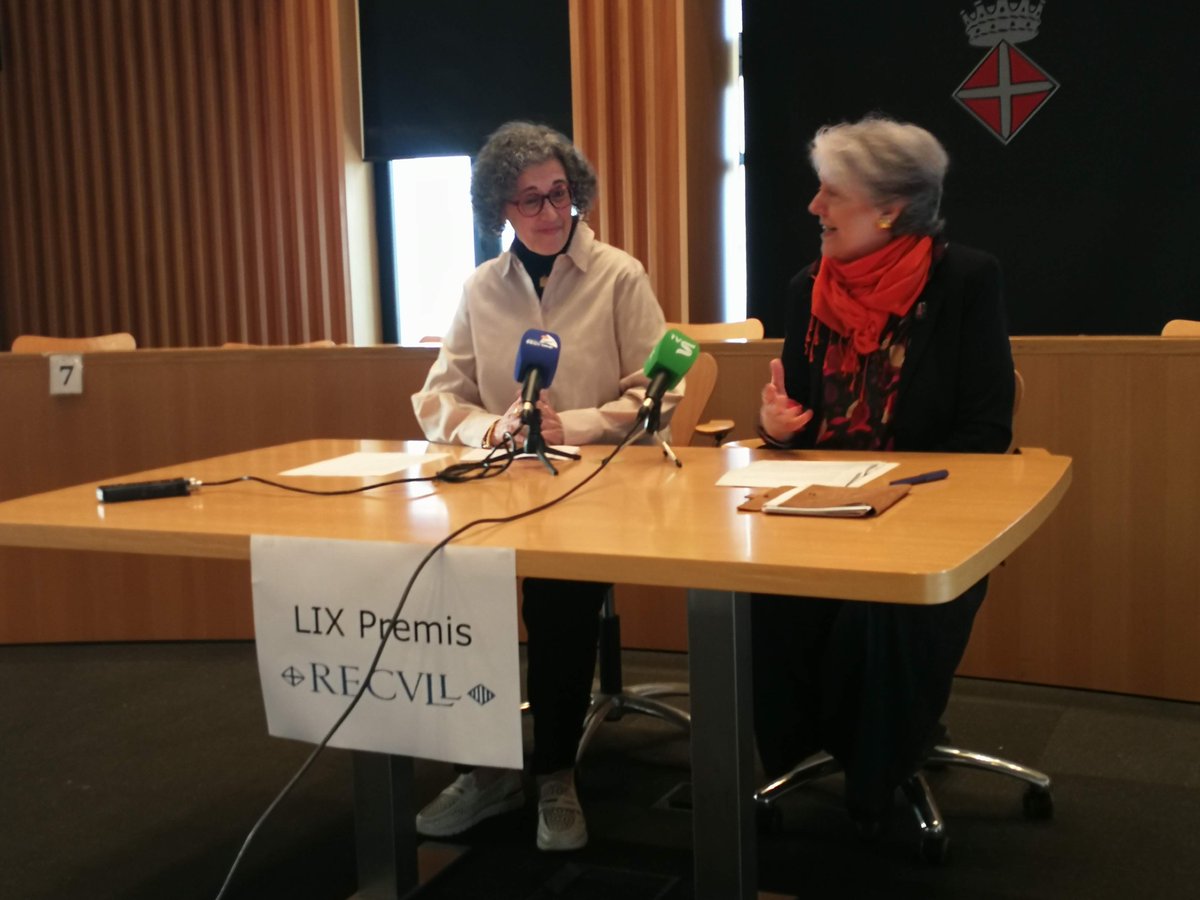Radio_Marina's tweet photo. La sala de plens de @Blanes_cat acull aquest diumenge la roda de premsa on s'han donat a conèixer els guanyadors i guandores de la 59a edició dels Premis #Recvll.
El premi de Narrativa Joaquim Ruyra és per l'obra "El món dels vius" de Núria Martí Constans (Girona) https://t.co/UWgeYanlIB