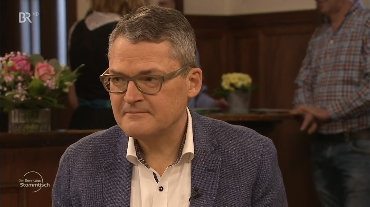 Der stellvertretende Vorsitzende des Parlamentarischen Kontrollgremiums Kiesewetter <a href="/RKiesewetter/">Roderich Kiesewetter🇪🇺🇩🇪🇮🇱🇺🇦</a> forderte am #Sonntagsstammtisch mehr Unterstützung für die Ukraine aus Deutschland. "Neben ziviler und medizinischer Hilfe müssen die Munititionsfabriken angeworfen werden."