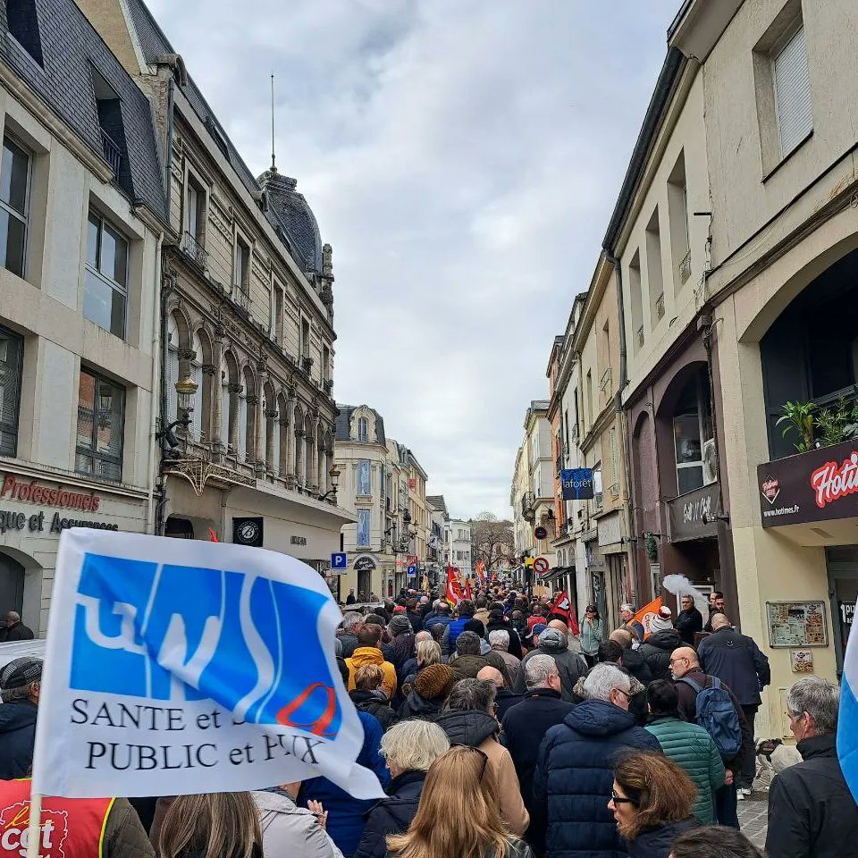 GagnyI's tweet photo. Des camarades de Gagny Insoumise était https://t.co/EMzylVRhjL à Epernay pour la manifestation contre la réforme des retraites, la force du mouvement vient du nombre de mobilisations à travers la France, lâchez rien !

#gagny #eperney  #franceinsoumise #lfi #nupes #retraiteà60ans https://t.co/TF8UiVMZo3