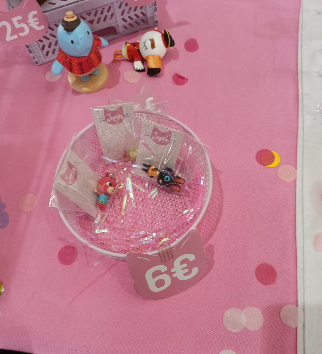 artjuria's tweet photo. Cuidado a los artistas en la @Japan_Weekend Barcelona!!! Nos han robado varios llaveros que teníamos en la mesa cuando ya estaban cerrando y el Stand estaba tapado.
#japanweekendbcn https://t.co/yhm4WyPaZq
