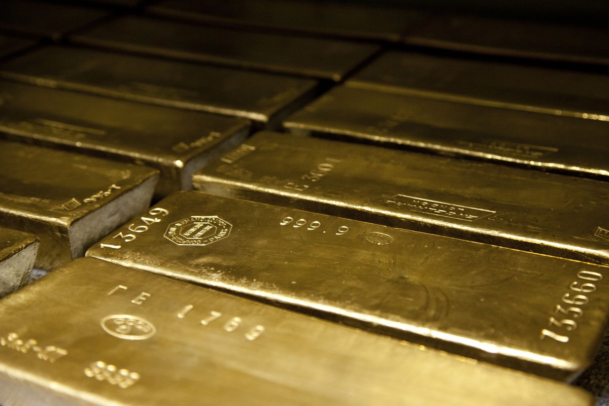 🧵1/9) Singapore voegt 45 ton aan goudvoorraad toe Singapore heeft in januari 45 ton goud gekocht, waardoor hun officiële goudreserves zijn gestegen tot 198,4 ton. Het was de grootste maandelijkse aankoop van goud ooit door de centrale bank.