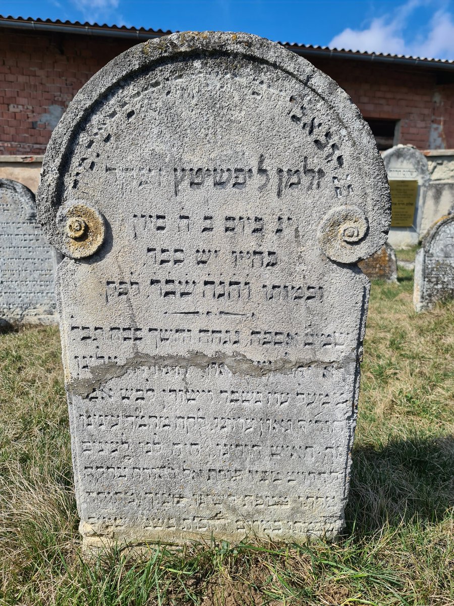 Heute, bei traumhaftem Wetter, am jüdischen Friedhof #Lackenbach. In ein paar Minuten Führung mit den Naturfreunden Lackenbach und vorher noch ein wenig weiter arbeiten: Bild 2 und 4: Grab Rabbiner Ullmann (gest 1825) und R. Salman Lipschitz (gest 1808).