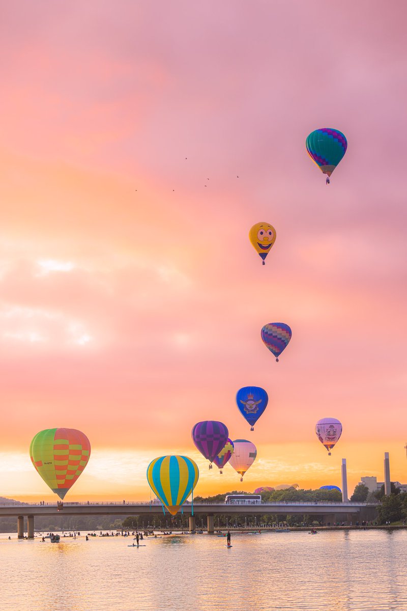 Today was lovely celebrating the birthday of my favourite city and watching these beauties flying around the city. Good night.
🧡🎈

#enlightencanberra #balloonspectacular @visitcanberra #prideweekend #hotairballoon #rower
#sunrise #crowd #happybirthday #canberra @Australia