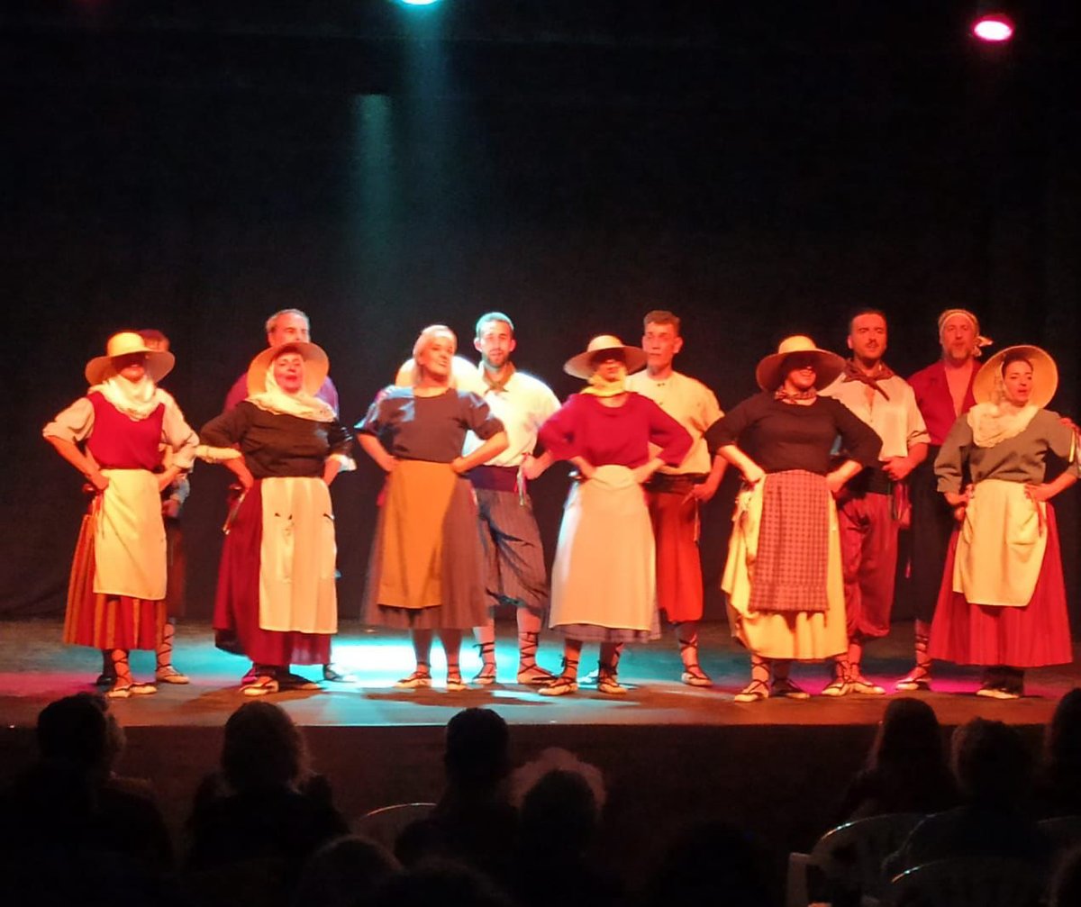 AjuntamentOlesa's tweet photo. 🔴 RODA D'ESBARTS

El local de la UEC es va omplir ahir de gom a gom amb la Roda d'Esbarts Catalònia, organitzada per @esbartolesa Hi van participar el cos de dansa de l’Esbart Olesà, l'Esbart Monistrol Dansaire i Esbart Espiga d’Or, que van fer gaudir molt el públic. 

#Olesa https://t.co/LItOHVn2Qh