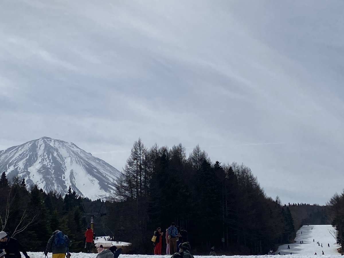 シーズン4回目は、ふじてんスノーリゾート。雄大な富士山🗻は時々雲に隠れます。