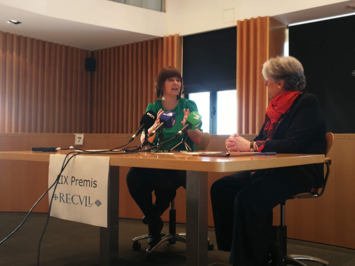 Radio_Marina's tweet photo. El Premi de Retrat Literari Rafel Cornellà - Joaquim Abril dels Premis #Recvll se l'ha endut l'obra "Emma de Miranda. El secret de la dansarina", de Gemma Busquets (Banyoles) https://t.co/3QWI21w5q5