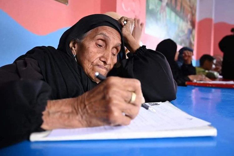 Aristotelessr's tweet photo. Το όνομα της είναι Zubaida είναι από την Αίγυπτο ,ειναι 87 ετών, μητέρα 8 παιδιών και έχει 13 εγγόνια!
Ο πατέρας της, της είχε απαγορεύσει να πάει στο σχολείο.

Παντρεύτηκε στα 18 της.
Οταν πια μεγάλη αποφάσισε να μορφωθεί, της το απαγόρευσε ο σύζυγος της, καθώς δεν έβλεπε τον λόγο μια γυναίκα να είναι μορφωμένη.

Αφού λοιπόν πέθανε ο σύζυγος της, εκείνη γράφτηκε στο πρόγραμμα: "Όχι στον αναλφαβητισμό με αλληλεγγύη" του υπουργείου Αιγυπτιακής αλληλεγγύης, ποτέ δεν ξέχασε τον στόχο της.

Όνειρο της είναι να μορφωθεί για να μπορέσει με την σειρά της να βοηθήσει άλλους αναλφάβητους που θέλουν να μορφωθούν αλλά δεν έχουν την δυνατότητα. 

📷 : Reuters/ Mohammed Abd El Ghany