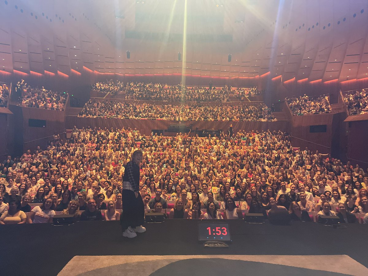 SimonSchusterAU's tweet photo. What an incredible night it was! Moving interview @jennettemccurdy by Rosie Waterland @SydOperaHouse #AllAboutWomen Huge crowd, lots of love &amp; a standing ovation at the end https://t.co/LvJpuvtgY5