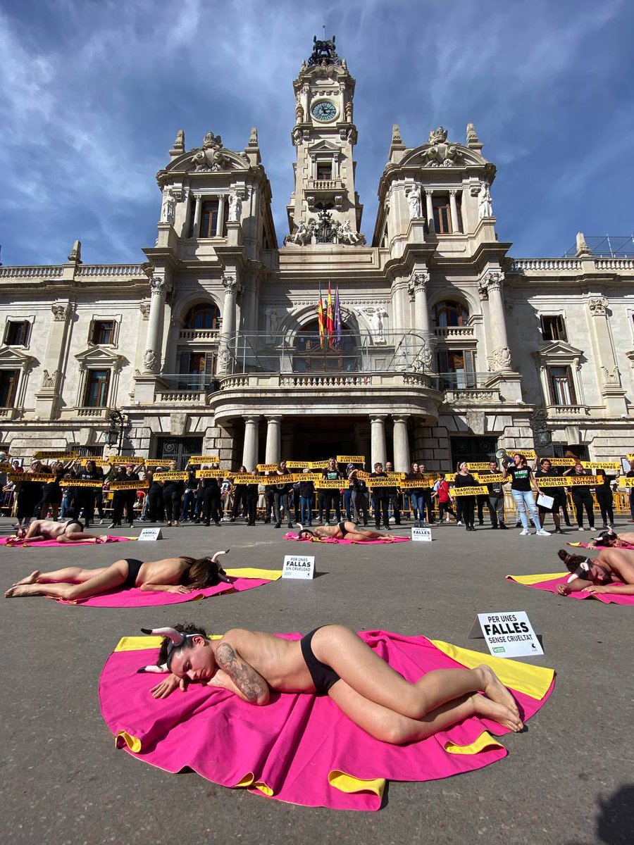 AnimaNaturalis's tweet photo. 🔴 Ahora mismo en Valencia, medio centenar de activistas estamos protestando por unas Fallas sin sangre ni maltrato animal, en una acción convocada por @AnimaNaturalis y @CAS_Int.

#Fallas2023 ⛔🐂

Empieza la temporada taurina en España. ¡Súmate a las protestas de tu ciudad! https://t.co/jP5nr0gEcx