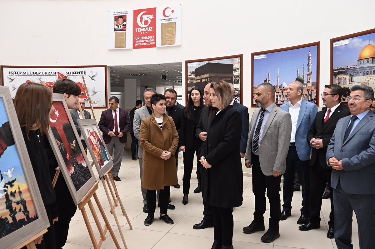 nevsehirvalilik's tweet photo. 📍#İstiklalMarşımız102Yaşında 

Valimiz İnci Sezer Becel, İl protokol üyeleri ile birlikte, İstiklal Marşı’mızın kabulünün 102. yıl dönümü ve Milli Şairimiz Mehmet Akif Ersoy’u Anma Günü nedeniyle düzenlenen programa katıldı. 
⤵️ https://t.co/CvvkYn633O