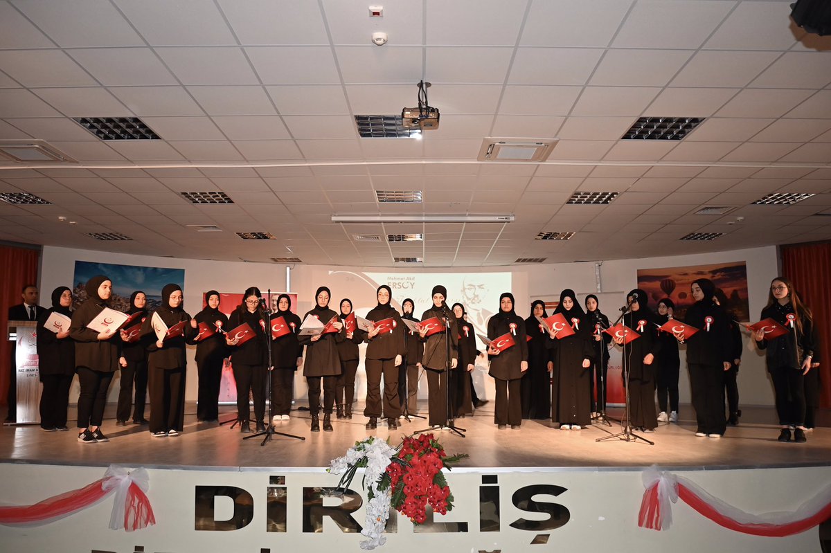 nevsehirvalilik's tweet photo. ➡️ öğrenciler tarafından  günün anlam ve önemine ilişkin hazırlanan programları izleyerek, çeşitli yarışmalarda dereceye giren öğrencilere ödüllerini takdim etti. https://t.co/tAcXoM4ORr