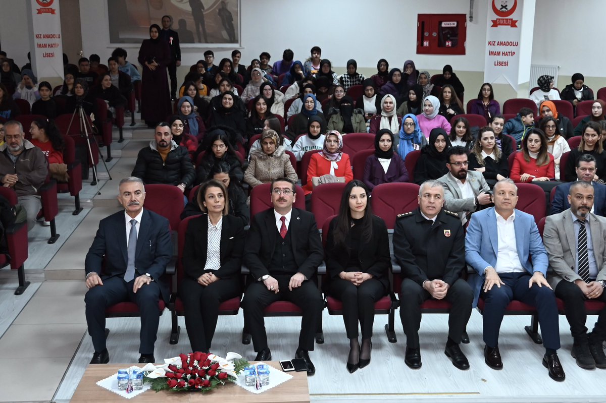 nevsehirvalilik's tweet photo. ➡️ öğrenciler tarafından  günün anlam ve önemine ilişkin hazırlanan programları izleyerek, çeşitli yarışmalarda dereceye giren öğrencilere ödüllerini takdim etti. https://t.co/tAcXoM4ORr