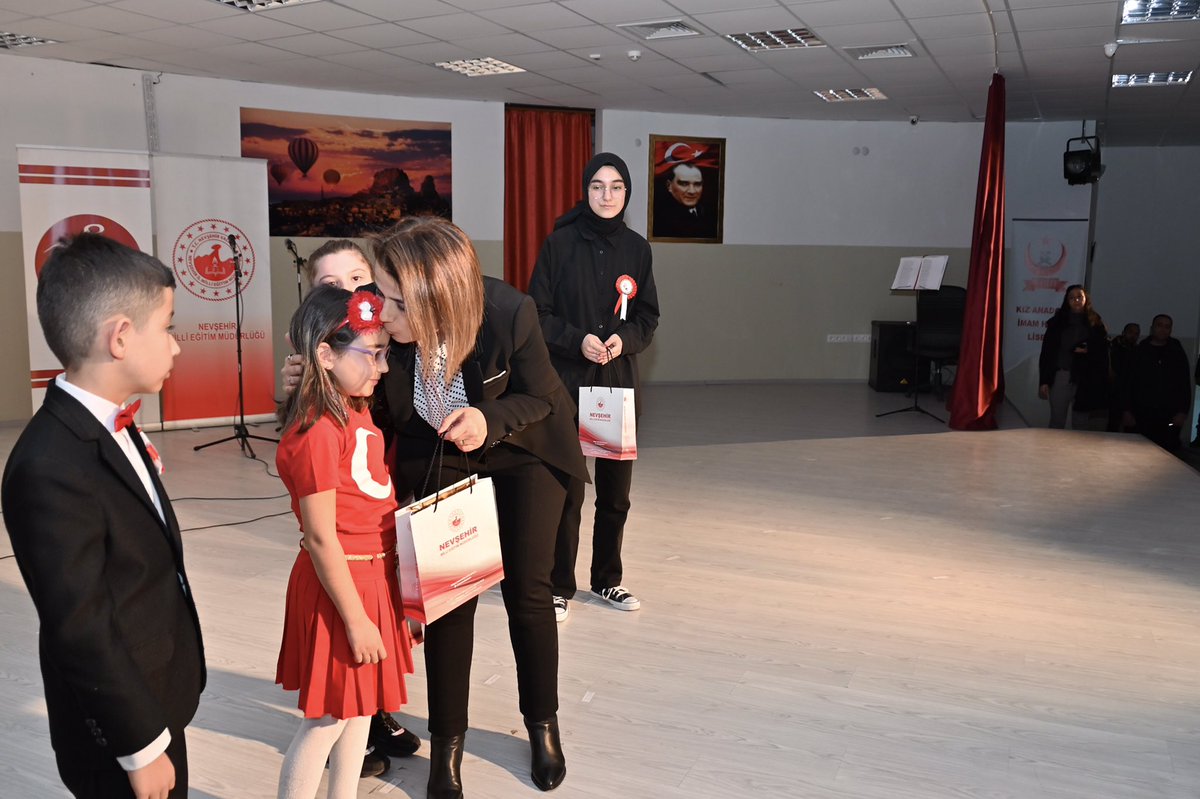 nevsehirvalilik's tweet photo. ➡️ öğrenciler tarafından  günün anlam ve önemine ilişkin hazırlanan programları izleyerek, çeşitli yarışmalarda dereceye giren öğrencilere ödüllerini takdim etti. https://t.co/tAcXoM4ORr