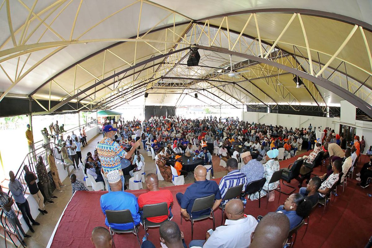 A_S_Nassir's tweet photo. Hamna yeyote ambaye  ataweza kukaa kimya akiona njia Kenya inavyoelekea kama nchi. 

Hii leo nimeandamana na Kinara wa chama cha Azimio Mstahiki Raila Odinga ili kuonyesha umoja wetu katika wito wa kusawazisha hali ya maisha na demokrasia. 
@RailaOdinga

#PeoplesBarazaMombasa https://t.co/VyplE6jyNJ