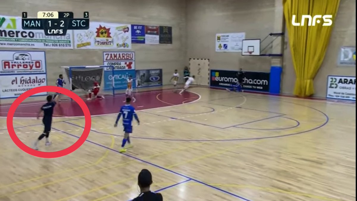 Lo que no entiendo es que un miembro del Industrias, con el balón en juego, esté tres metros dentro de la cancha. Espero que no tuviera intenciones de cortar el juego de una forma u otra, lo que no sería "fair play", precisamente.