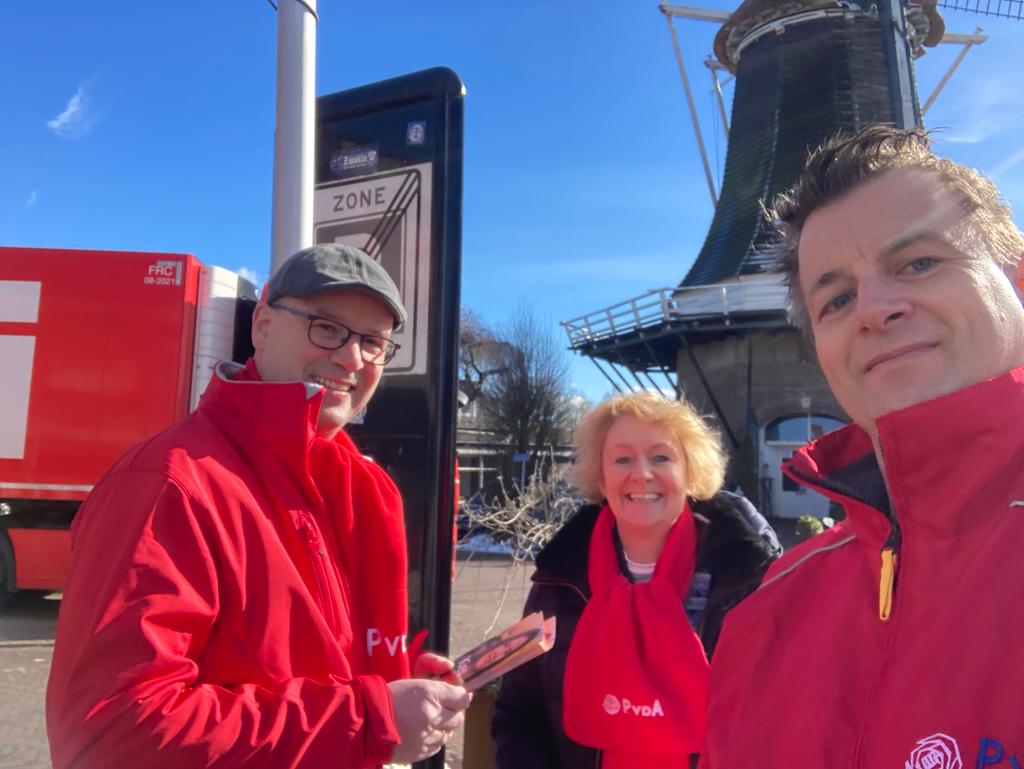 Afgelopen vrijdag op de markt in #Olst en zaterdag in de Langstraat in #Wijhe. Vooral veel zonnige reacties ontvangen op onze flyers met @AnnemiekeWB en onze punten voor een #duurzaam en #sociaal #Overijssel.
#stemsociaal #kiesPvdA #15maartVerkiezingen